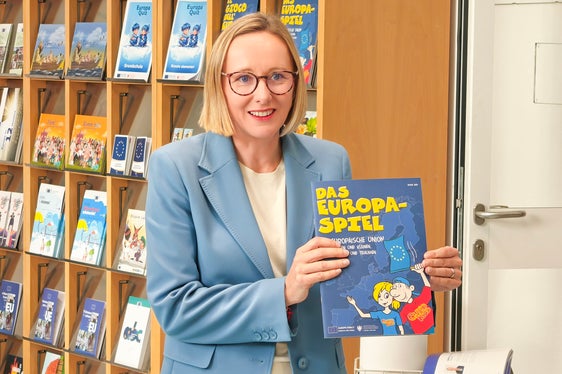 L’assessora provinciale all’Europa Magdalena Amhof mostra un opuscolo informativo che illustra l’Europa e i suoi valori e li rende comprensibili ai bambini attraverso un gioco. (Foto: USP/ Ursula Pirchstaller)