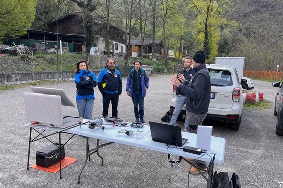 Per pilotare un drone, i tecnici dell'Agenzia per la Protezione civile ricevono una formazione professionale. (Foto: USP/Centro funzionale provinciale)