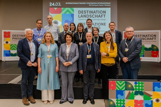Hochgruber Kuenzer (nella foto la terza da sinistra) e Evelyn Oberleiter di Terra Institute (seconda da sinistra) con i relatori della conferenza internazionale Destinazione Paesaggio. (Foto: ASP/Claudia Corrent)