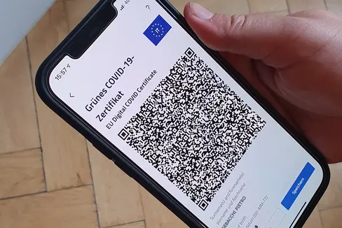 Der Grüne Pass (europäisches Covid-Zertifikat): Ab 6. August auch in Südtirol in neuen Bereichen verpflichtend. (Foto: Sanitätsbetrieb Südtirol)