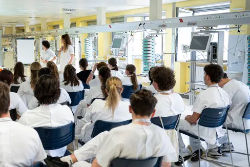 Das Land Südtirol und die Freie Universität Bozen starten ein Sprachlernprogramm für Studierende von Medicine and Surgery, um Deutsch- und Italienischkenntnisse gezielt zu stärken. Den Beschluss dazu hat Gesundheitslandesrat Hubert Messner in der Landesregierung eingebracht. (Foto: LPA/Fabio Brucculeri)