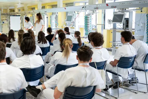 Das Land Südtirol und die Freie Universität Bozen starten ein Sprachlernprogramm für Studierende von Medicine and Surgery, um Deutsch- und Italienischkenntnisse gezielt zu stärken. Den Beschluss dazu hat Gesundheitslandesrat Hubert Messner in der Landesregierung eingebracht. (Foto: LPA/Fabio Brucculeri)