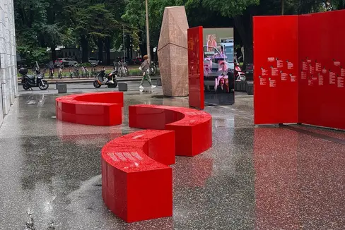 L’installazione dedicata alla figura del grande politico altoatesino è stata collocata oggi, momentaneamente, in piazza Silvius Magnago a Bolzano. (Foto: ASP/Ufficio Patrimonio)