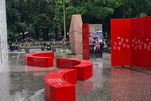 L’installazione dedicata alla figura del grande politico altoatesino è stata collocata oggi, momentaneamente, in piazza Silvius Magnago a Bolzano. (Foto: ASP/Ufficio Patrimonio)