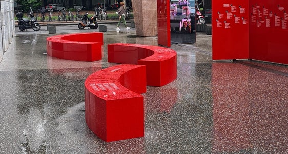 Die Installation zur Würdigung von Alcide Berloffa ist vorübergehend vom Bahnhofspark auf den Silvius-Magnago-Platz verlegt worden. (Foto: LPA/Abteilung Vermögen)