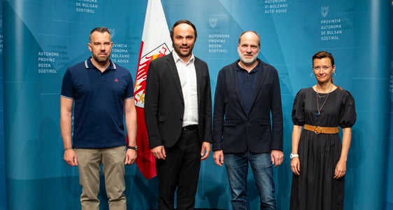 Über die Neuausrichtung der Abendoberschule und das entsprechende Bildungsangebot für das Schuljahr 2023/2024 informiert haben heute: (v.l.) Werner Sporer (Schulinspektor für die Oberstufe), Landesrat Philipp Achammer, Wolfgang Oberparleiter (Direktor des Amtes für Kindergarten- und Schulverwaltung) und Landesschuldirektorin Sigrun Falkensteiner. (Foto: LPA/Fabio Brucculeri)