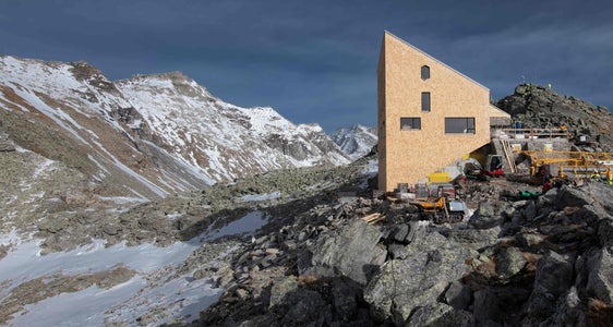 Il nuovo Rifugio Europa sta sorgendo proprio sul confine tra Austria e Italia: una sintesi tra architettura funzionale in alta montagna e un significato simbolico di unione. (Foto: Leonhard Angerer/MoDusArchitects)