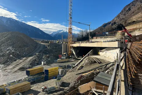 Die Bauarbeiten sind beendet – im Bild die Situation am Ostportal vor etwa eineinhalb Jahren – am 6. Juni wird die Umfahrungsstraße Kastelbell-Galsaun feierlich eröffnet. (Foto: LPA/Landesabteilung Tiefbau)