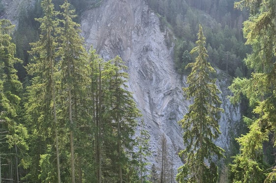 Im Bild die Abbruchstelle, von der sich geschätzte 5000 bis 10.000 Kubikmeter Material gelöst haben. (Foto; LPA/ Landesamt für Wildbach- und Lawinenverbauung Ost in der Agentur für Bevölkerungsschutz)
