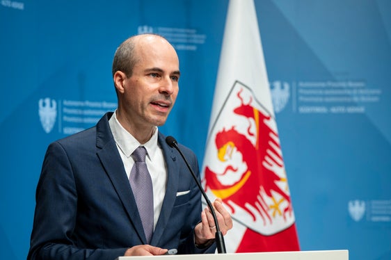 „Wir haben das ASTAT-Panel genutzt, nach Geschlecht, Alter und Gebiet geschichtet und rund 900 Fragebögen verteilt“, erklärte Timon Gärtner, der Direktor des Landesinstituts für Statistik (ASTAT) zur Methodik. (Foto: LPA/Fabio Brucculeri)