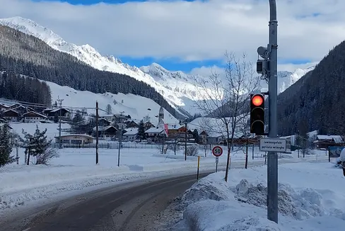 Radarsensoren erkennen Lawinen frühzeitig, eine Ampel auf der Staatstraße vor dem Bereich der Innerbichlalm – Lenkspitze (Obere Lenke) in Prettau schaltet im Falle einer Lawine automatisch auf Rot und warnt zusätzlich mit einem Sirenensignal. (Foto: LPA/Landesabteilung Straßendienst)