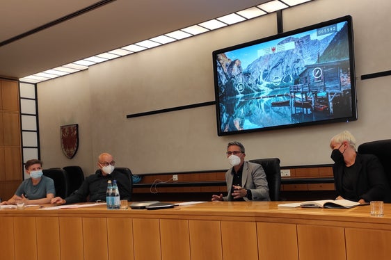 Die Vertretung von Land und Sanitätsbetrieb: (v.l.) Veronika Rabensteiner (Direktorin des Landesamtes für Gesundheitsordnung), Günther Burger (Direktor des Gesundheitsressorts des Landes), LH Arno Kompatscher und Marianne Siller (Pflegedirektorin im Südtiroler Sanitätsbetrieb). (Foto: LPA/Karin Leiter)