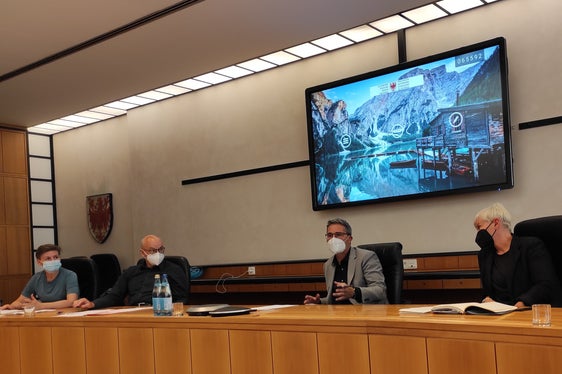 Da sinistra Veronika Rabensteiner (direttrice dell'Ufficio Ordinamento sanitario), Günther Burger (direttore del Dipartimento Salute della Provincia), Arno Kompatscher (presidente della Giunta provinciale e assessore alla Salute) und Marianne Siller (direttrice tecnico-assistenziale dell'Azienda Sanitaria dell'Alto Adige). Foto: ASP/Karin Leiter