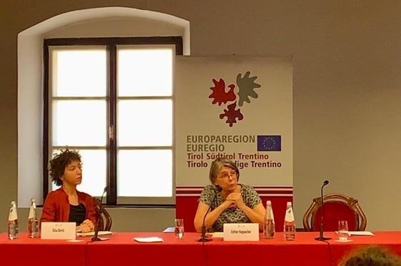 Elisa Bertò (a sinistra) dell'Euregio ed Esther Happacher dell'Università di Innsbruck hanno introdotto la conferenza di oggi (Foto: Ufficio stampa della Provincia di Trento)