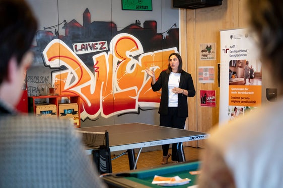 La direttrice del Centro giovani Fly, Petra Wörndle, ha presentato il Centro e i suoi principali ambiti di attività nei settori dell’infanzia, della gioventù e della cultura. (Foto: USP/Fabio Brucculeri)