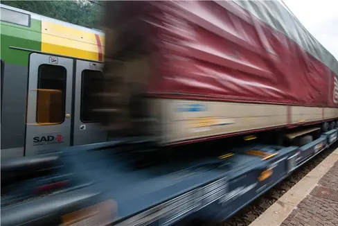 Laut aktueller grenzüberschreitender Studie ist in den kommenden Jahren mit immer mehr Transportvolumina im Schienengüterverkehr und mehr Personenzügen zu rechnen. (Foto: LPA)