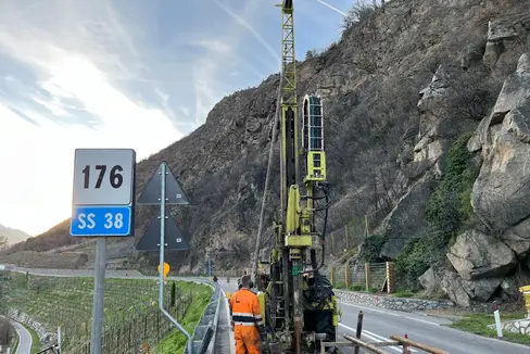 Grazie alla rotazione programmata dei lavori, la strada statale è rimasta aperta a due corsie di traffico durante il giorno dalle 6.00 alle 14.00 e quindi senza limitazioni, soprattutto nelle ore di punta del mattino. Durante i lavori è stato istituito il senso unico alternato con semaforo. (Foto: asp/Dipartimento Infrastrutture e Mobilità)