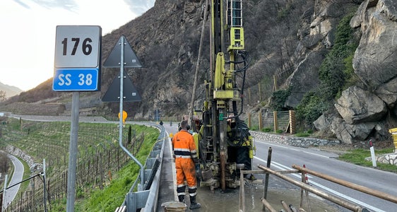 Dank Turnusarbeit blieb die Staatsstraße tagsüber von 6 bis 14 Uhr, also während der Hauptverkehrszeit am Morgen ohne Einschränkung zweispurig befahrbar. (Foto: LPA/Ressort Infrastrukturen und Mobilität)