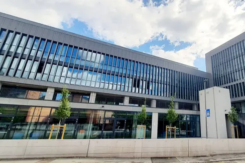 Das neue Schulgebäude der beiden italienischsprachigen Berufsschulen Marconi und Lévinas. (Foto:LPA/Thomas Laconi)