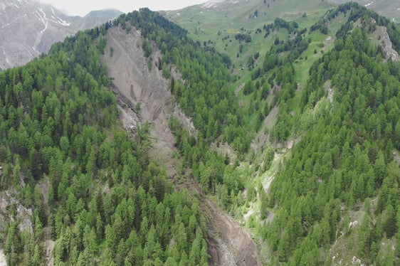 Diese Rutschung ist oberhalb von Campill in den Seresbach abgegangen. Laut Landesgeologen Volkmar Mair sind 300.000 bis 400.000 Kubikmeter Material in Bewegung. (Foto: LPA/Landesamt für Geologie und Baustoffprüfung)