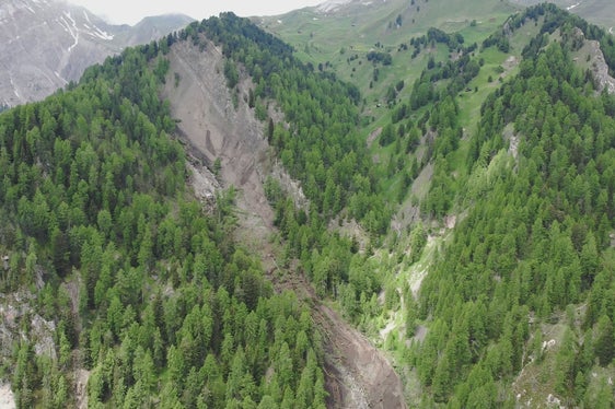 Diese Rutschung ist oberhalb von Campill in den Seresbach abgegangen. Laut Landesgeologen Volkmar Mair sind 300.000 bis 400.000 Kubikmeter Material in Bewegung. (Foto: LPA/Landesamt für Geologie und Baustoffprüfung)