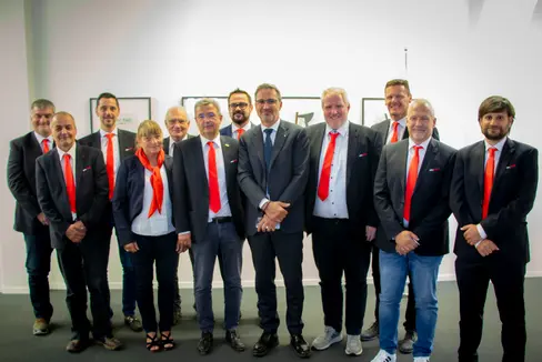 Visita al presidente Kompatscher (8° da sinistra)): il nuovo direttivo del VSS con il presidente Romen (6° da sinistra) e il vice Tiefenbrunner (9° da sinistra) (Foto: ASP/Guido Steinegger)