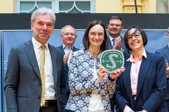 Die höchste Nachhaltigkeitsstufe hat die Destination Eggental erhalten. Direktorin Verena Festi (mit Label in der Hand) und Brigitte Zelger, Verwaltungsratsmitglied von Eggental Tourismus (r. daneben) nahmen das Label aus den Händen von Landesrat Schuler (l.) entgegen. Beifall klatschten HGV-Präsident Pinzger (hintere Reihe, ganz l.), IDM-Präsident Pichler (hinten, Mitte) und IDM-Direktor Hinteregger. (Foto: LPA/Fabio Brucculeri)