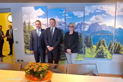 A Trento, l'assessore provinciale Luis Walcher (a sinistra) e la sua omologa trentina, Giulia Zanotelli (a destra), hanno presentato le loro preoccupazioni al ministro per l'Agricoltura, Francesco Lollobrigida (al centro). (Foto: ASP)