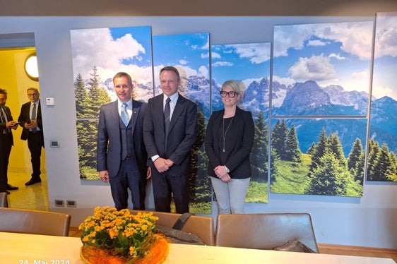 Landesrat Luis Walcher und seine Trentiner Amtskollegin Giulia Zanotelli deponierten am Rand des Festival dell' Economia in Trient ihre Anliegen bei Landwirtschaftsminister Francesco Lollobrigida. (Foto: LPA/Ressort für Landwirtschaft)