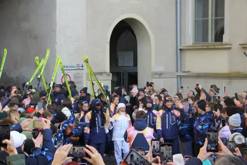Am Paul-Tschurtschenthaler-Platz in Bruneck (im Bild beim Fackellauf am 27. Jänner) wird ab 6. Februar das Fan Village eingerichtet, bei dem die Olympischen Bewerbe live am Großbildschirm miterlebt werden können. (Foto: Gemeinde Bruneck. Das Foto darf nur im Zusammenhang mit dieser Aussendung verwendet werden.)