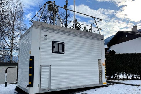 Neue Luftmessstation in Sterzing: Sechs Jahre nach Auflassung der alten Messstation im Jahr 2017 werden wieder Luftqualitätsdaten erhoben. (Foto: Landesagentur für Umwelt und Klimaschutz/Nadia Franzoi)