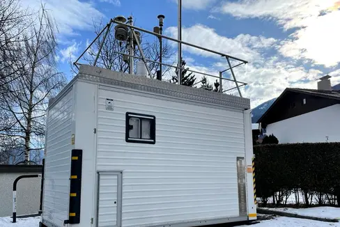 Neue Luftmessstation in Sterzing: Sechs Jahre nach Auflassung der alten Messstation im Jahr 2017 werden wieder Luftqualitätsdaten erhoben. (Foto: Landesagentur für Umwelt und Klimaschutz/Nadia Franzoi)