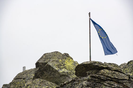La bandiera dell’Europa situata nelle vicinanze del rifugio Europa: simbolo di cooperazione transfrontaliera nel segno dello spirito europeo (Foto: ASP/Ivo Corrà)