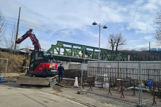 Das Landesamt für Wildbachverbauung Ost führt derzeit Arbeiten am rechten Damm der Rienz in Stegen bei Bruneck aus, während dieser Zeit ist eine Umleitung notwendig. (Foto: LPA/Landesamt für Wildbach- und Lawinenverbauung Ost)