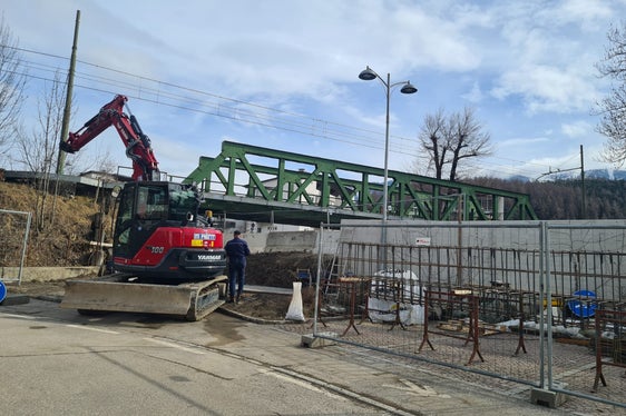 L'Ufficio Bacini montani Est sta eseguendo lavori sulla diga destra del Rienza a Stegona, durante i quali è necessaria una deviazione. (Foto: ASP/Ufficio sistemazione bacini montani Est)