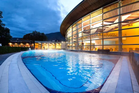Das Land Südtirol unterstützt Gemeinden auch 2026 mit insgesamt vier Millionen Euro bei den Energiekosten für Hallenbäder und Kunsteisanlagen. Im Bild: Die Acquarena in Brixen (Foto: LPA)