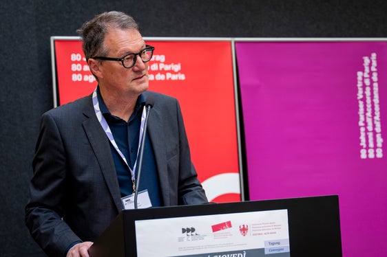 Für die Einordnung des Pariser Abkommens auch unter wirtschaftlichen, sozialen und territorialen Gesichtspunkten – und damit in Bezug auf die Provinzen Bozen und Trient in der Nachkriegszeit – sorgte Andrea Bonoldi, Professor für Volkswirtschaftslehre und Management an der Universität Trient. (Foto: LPA/Fabio Brucculeri)