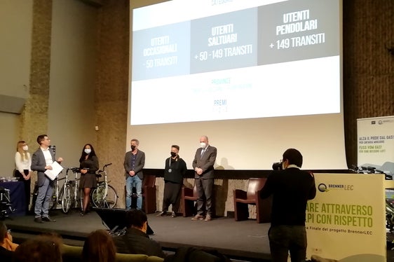 Un momento della premiazione del concorso tramite l'app Shelly. Premiati gli utenti che hanno dato un contributo libero e volontario alla tutela dell’ambiente, scegliendo uno stile di guida più sostenibile secondo le velocità consigliate sui tratti di A22 interessati dal progetto BrennerLEC. (Foto: ASP/Agenzia ambiente e tutela clima/Nadia Franzoi)