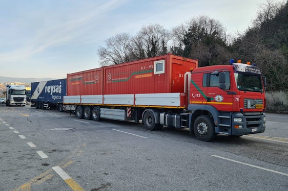 Mit Sattelzügen der Berufsfeuerwehr (im Bild) und der Sektion Zivilschutz im Weißen Kreuz wurden die Hilfsgüter gestern nach Palmanova zum Logistik-Zentrum des Zivilschutzes der Region Friaul-Julisch Venetien transportiert. (Foto: LPA/Agentur für Bevölkerungsschutz/Berufsfeuerwehr)