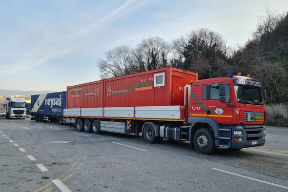 Tra gli aiuti inviati dall'Alto Adige ci sono una cucina da campo, un container con docce, servizi igienici e generatori di elettricità. (Foto: ASP/Agenzia Protezione Civile/Corpo Permanente Vigili del Fuoco di Bolzano