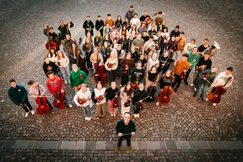 Mit Werken von Mozart, Tschaikowsky, Bizet und Johann Strauß Sohn wird das Landesjugendorchester Südtirol nun zum zweiten Mal seit seiner Neugründung auftreten: am Freitag, 7. November, in Deutschnofen; am Samstag, 8. November, in Pfalzen; am Sonntag, 9. November, in Bozen. (Foto: LPA/Deutsche Bildungsdirektion/Nathan Chizzali)