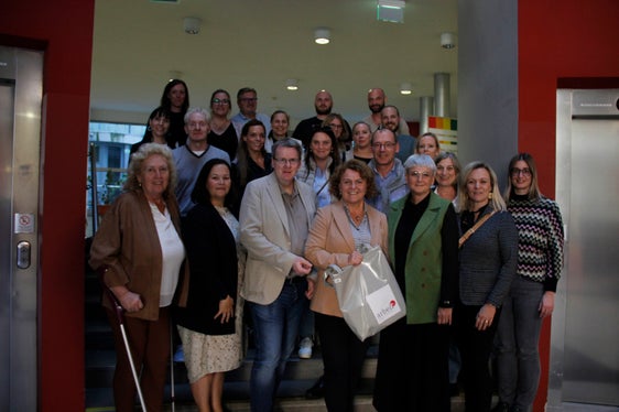 Vertreterinnen und Vertreter des AMS Kärnten, von Sozialen Unternehmen und vom Dachverband sozialer und gemeinnütziger Unternehmen, arbeit plus - Kärnten, haben sich mit Landesrätin Pamer (4.v.r.), Ressortdirektorin Morandini (3.v.r.) und Verena Egger (1.v.r.) vom Amt für Menschen mit Behinderungen ausgetauscht. (Foto: LPA/Carmen Kollmann)