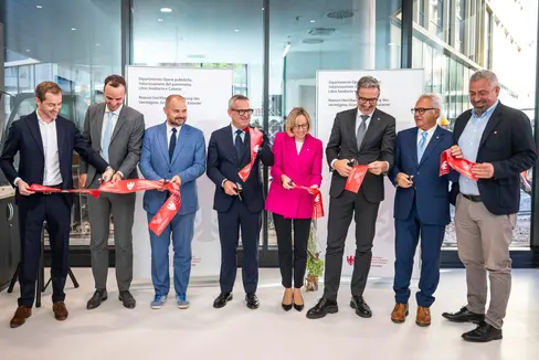 Taglio simbolico del nastro in occasione della consegna della nuova sede della Provincia in via Garibaldi a Bolzano: da sinistra Lukas Reitmeir, rappresentante di Schoeller Invest, il presidente di WaltherPark S.p.A Thibault Chavanat, il direttore del Dipartimento Opere pubbliche Daniel Bedin, l'assessore provinciale alle Opere pubbliche Christian Bianchi, l'assessora provinciale al Lavoro, Europa e Personale Magdalena Amhof, il presidente Arno Kompatscher, il segretario generale della Provincia Eros Magnago e il direttore generale della Provincia Alexander Steiner. (Foto: USP/Fabio Brucculeri)