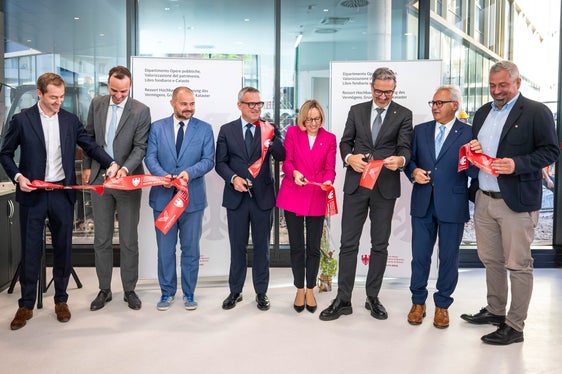 Symbolischer Banddurchschnitt bei der Übergabe des neuen Bürogebäudes des Landes in der Bozner Garibaldistraße: Schoeller-Invest-Vertreter Lukas Reitmeir, Waltherpark-AG-Präsident Thibault Chavanat, Ressortdirektor Daniel Bedin, Hochbau- und Vermögenslandesrat Christian Bianchi, Personallandesrätin Magdalena Amhof, Landeshauptmann Arno Kompatscher, der Generalsekretär des Landes, Eros Magnago und der Generaldirektor des Landes, Alexander Steiner. (Foto: LPA/Fabio Brucculeri)
