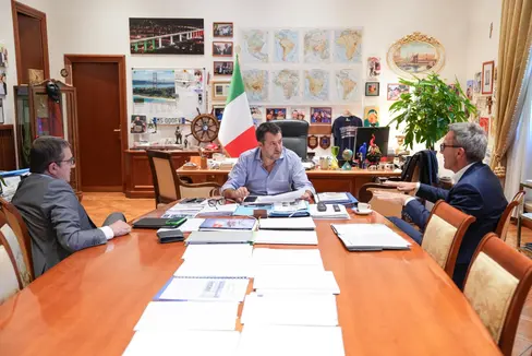 Am 23. Juli trafen sich in Rom der Landeshauptmann des Landes Südtirol, Arno Kompatscher (rechts), und sein Trentiner Amtskollege Maurizio Fugatti (links) mit dem Vizepremier und Verkehrsminister Matteo Salvini (Mitte) zu einer Aussprache. (Foto: Ministerium für Infrastruktur und Verkehr)