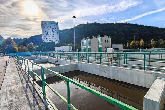 In der Bozner Kläranlage wurde erklärt, wie viel Mikroplastik im Abwasser nachweisbar ist und wie dieses beim Reinigungsprozess wieder herausgefiltert werden kann. (Foto: LPA/Ursula Pirchstaller)