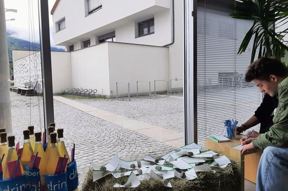 Ein Klassensprecher vom Oberschulzentrum Mals schreibt seine Heimatzugänge auf. (Foto: LPA/Fachschule Tisens)