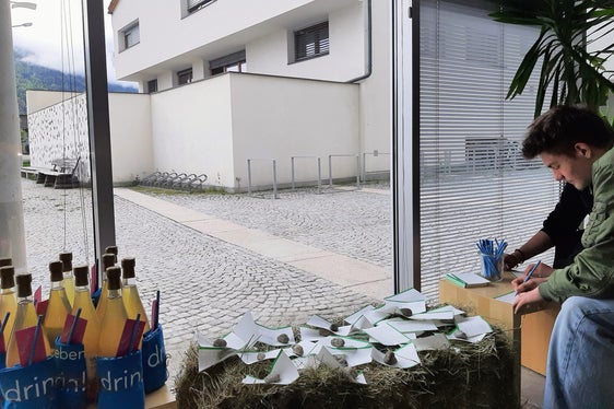 Ein Klassensprecher vom Oberschulzentrum Mals schreibt seine Heimatzugänge auf. (Foto: LPA/Fachschule Tisens)