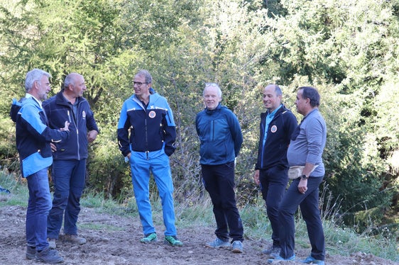 Besprechung der Bauarbeiten im Herrentischgraben (v.li.): Bevölkerungsschutzlandesrat Schuler, Vorarbeiter Langgartner, Ressortdirektor und Direktor der Agentur für Bevölkerungsschutz Unterweger, Direktor des Funktionsbereichs Wildbachverbauung De Polo, Projektant und Bauleiter Walder, Bürgermeister der Gemeinde Sterzing Volgger (Foto: LPA/Agentur für Bevölkerungsschutz/Maja Clara)