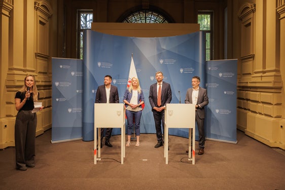 La conferenza stampa, a cui hanno partecipato (da destra a sinistra) Joachim Dejaco, Daniel Alfreider, Gunde Bauhofer e Helmuth Sartori, è stata moderata da Nora Lorenzi di STA-Strutture Trasporto Alto Adige SpA. (Foto: USP/STA/Ivan Brentegani)